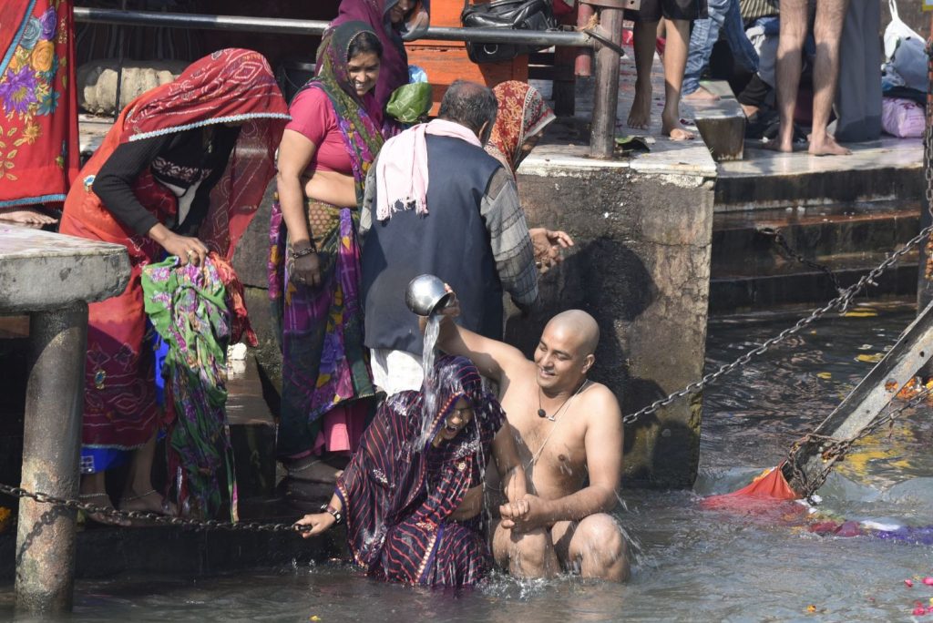 A man pours holy Ganges water over his wife as the couple bathes at Har-ki-Pairi in Haridwar. (Richard McGuire photo)