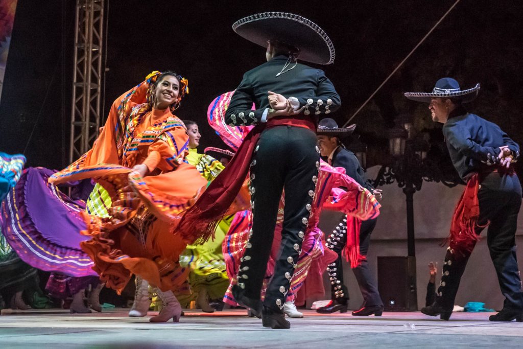 There was a festival of traditional dance in the main square of Dolores Hidalgo. It brought dancers representing many regions of Mexico.