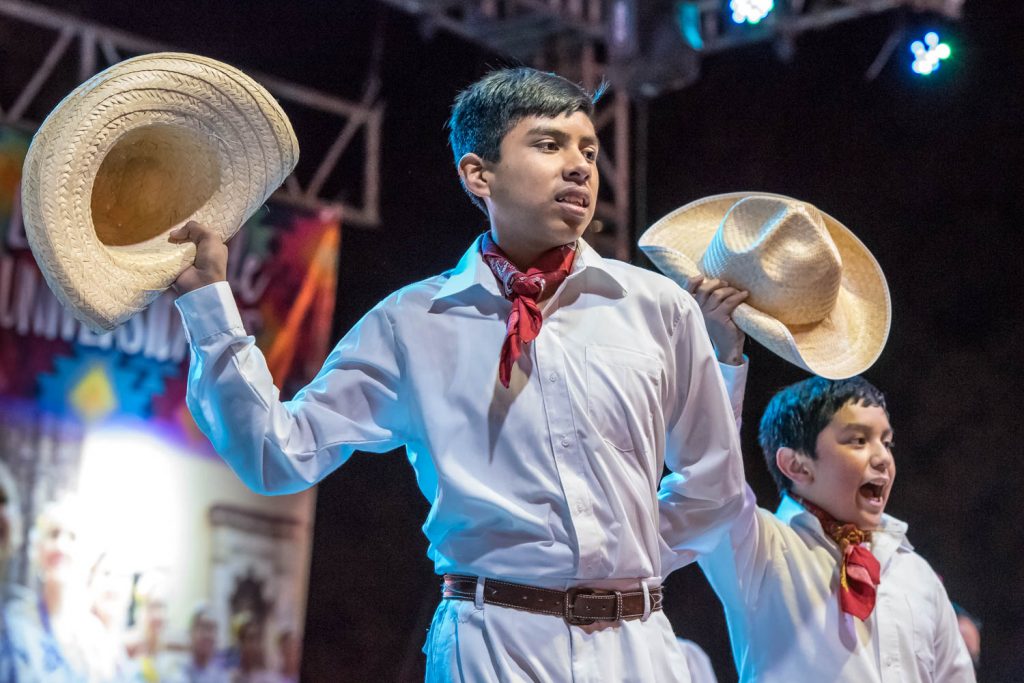 There was a festival of traditional dance in the main square of Dolores Hidalgo. It brought dancers representing many regions of Mexico.