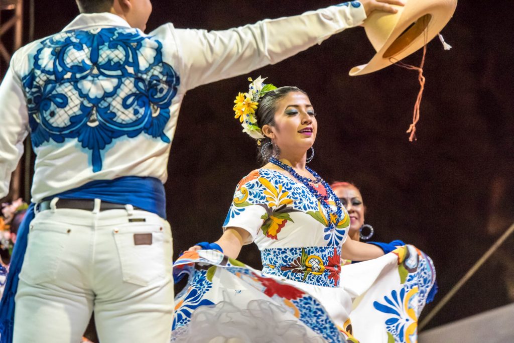 There was a festival of traditional dance in the main square of Dolores Hidalgo. It brought dancers representing many regions of Mexico.