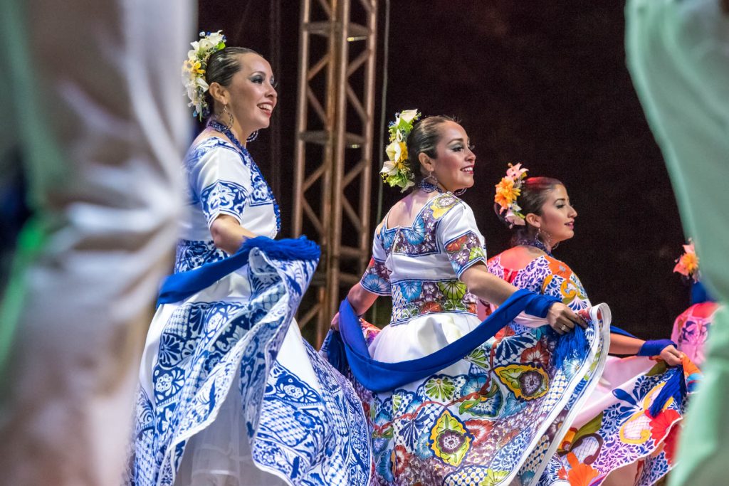 There was a festival of traditional dance in the main square of Dolores Hidalgo. It brought dancers representing many regions of Mexico.